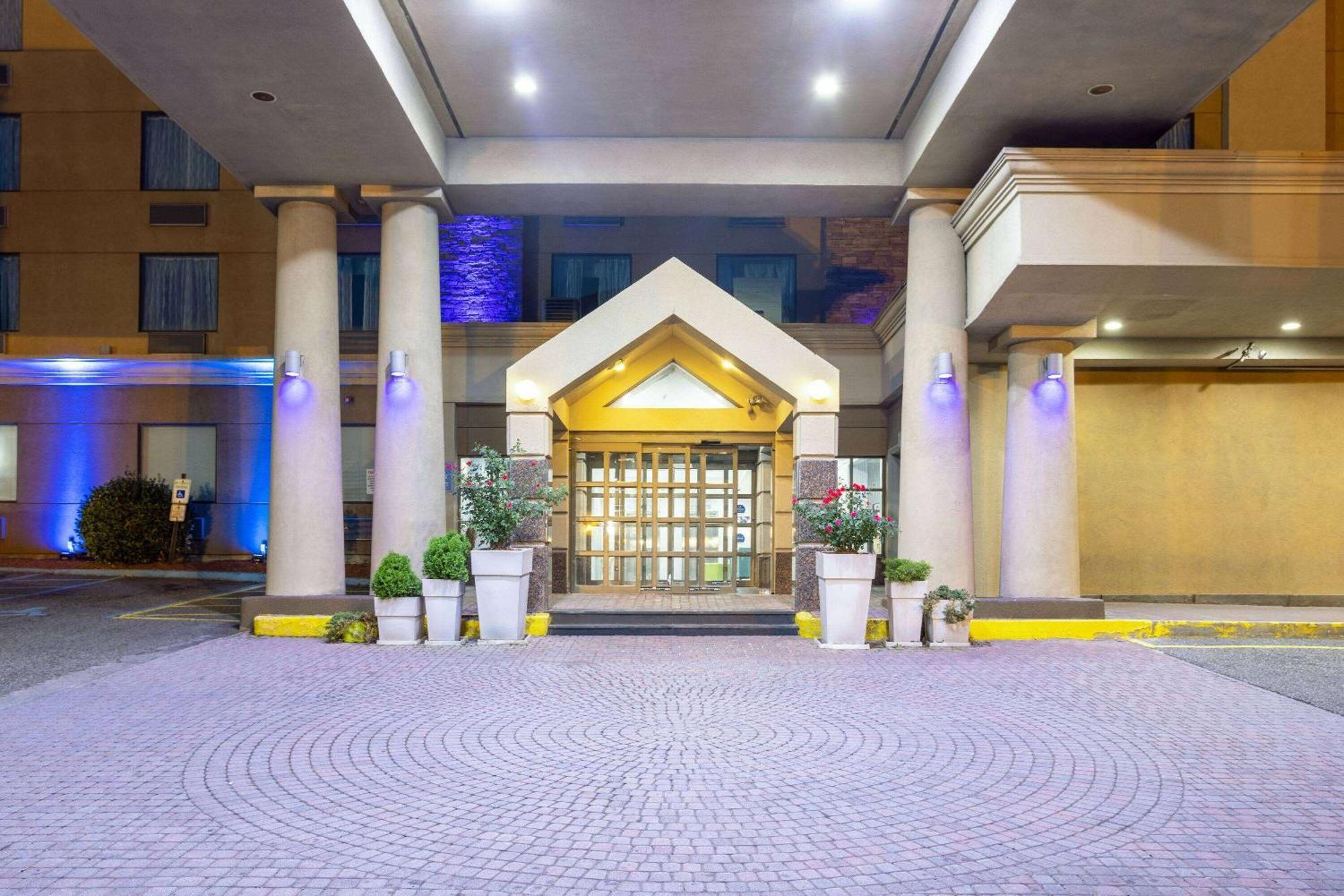 Days Hotel By Wyndham North Bergen Exterior photo