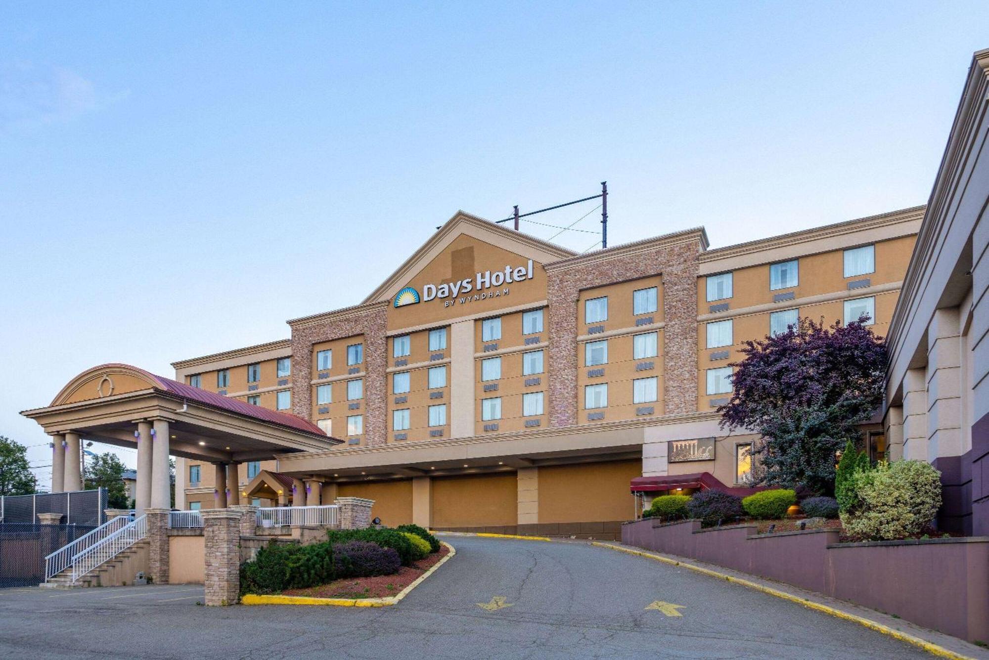 Days Hotel By Wyndham North Bergen Exterior photo